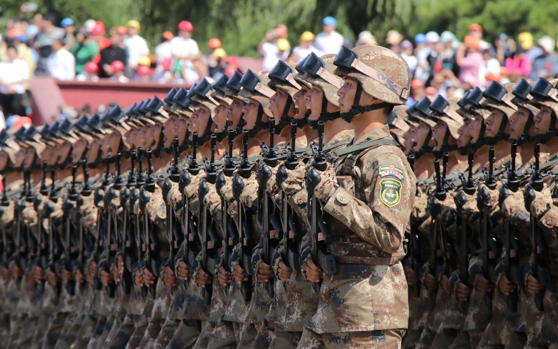 “东部新区定向越野：运动员在迷雾中寻觅胜利”
